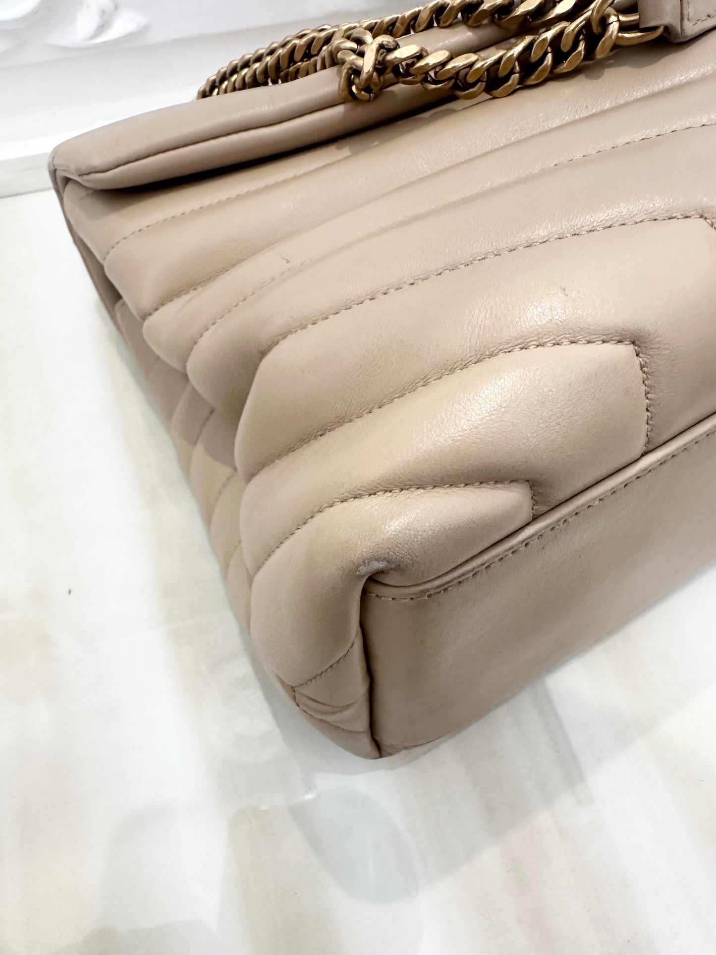 SAINT LAURENT beige
Loulou leather handbag