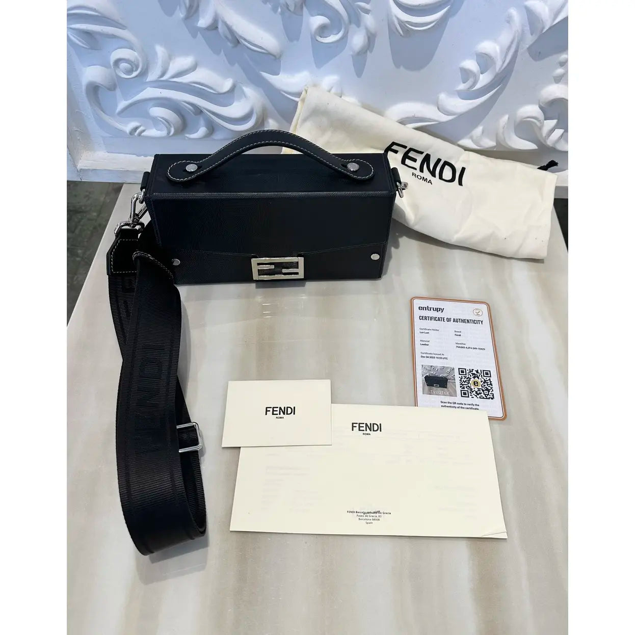 Baguette leather handbag